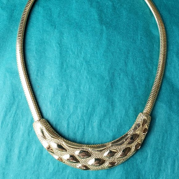 2/25$ Vintage Park lane bib texture metal gold tone necklace - Picture 6 of 6